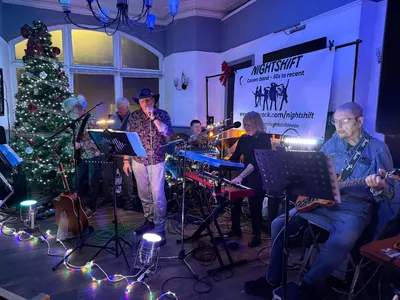 Nightshift on stage, live and electric