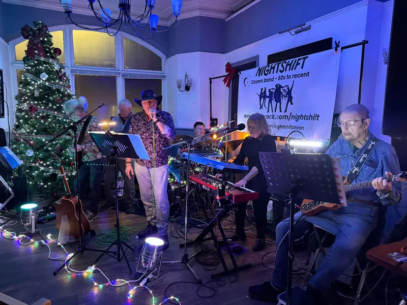 Nightshift on stage, live and electric